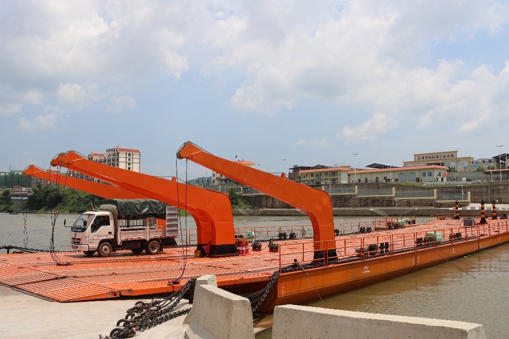 Móng Cái (Quảng Ninh): Thông quan trở lại cầu phao tạm trên sông Ka Long
