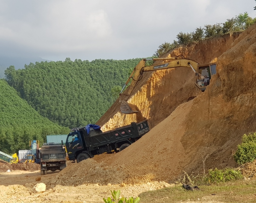 Thừa Thiên - Huế: Ngang nhiên khai thác đất san lấp trái phép ở huyện Nam Đông