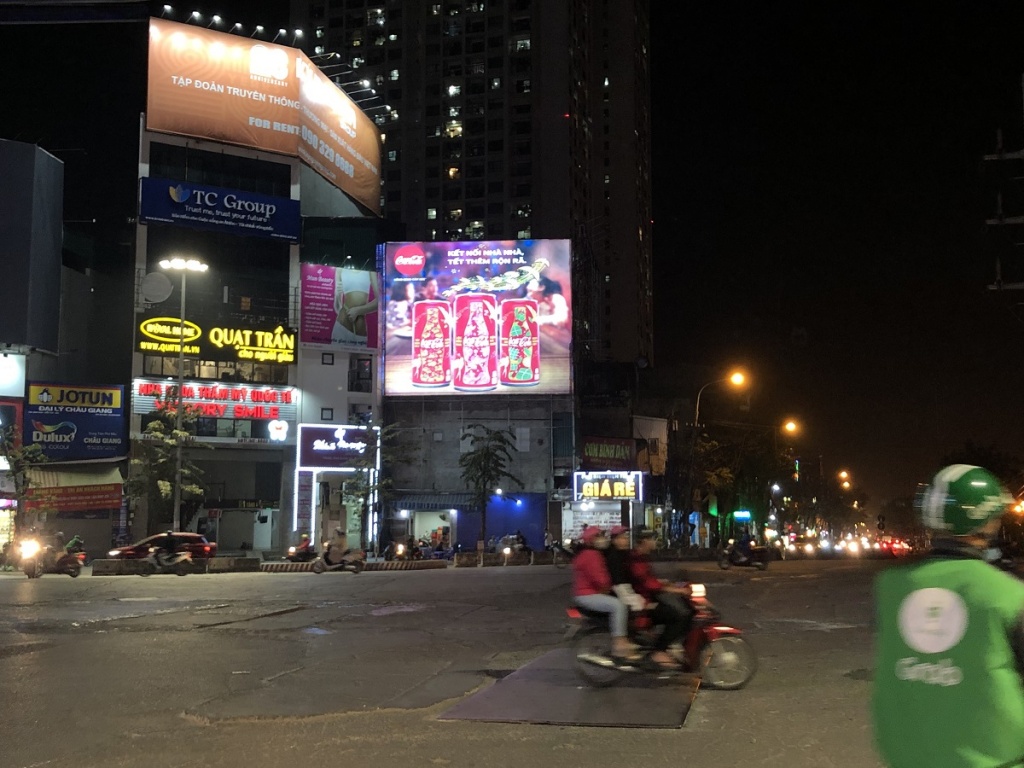 Hà Nội: “Loạn” đèn trang trí, biển hiệu quảng cáo