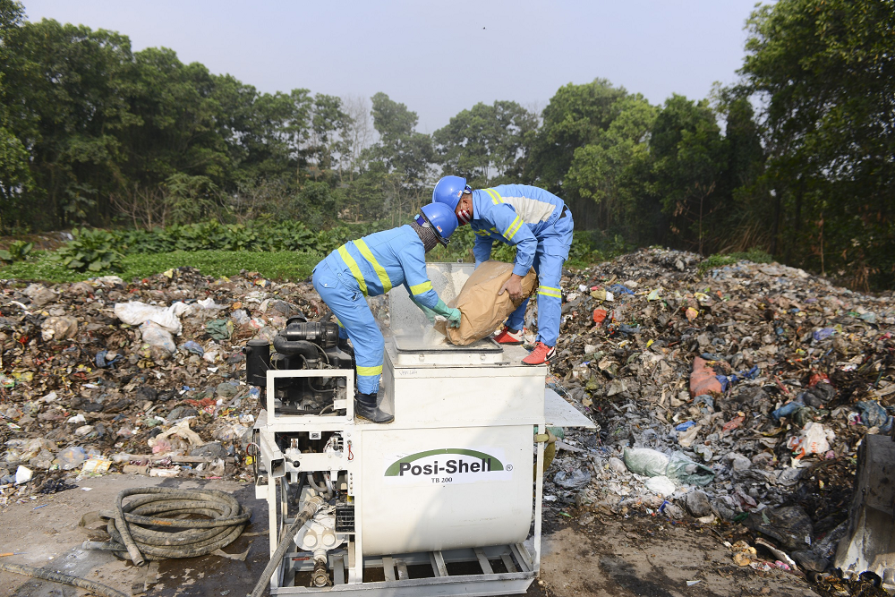 Urenco thực hiện phun Posi-Shell đảm bảo vệ sinh môi trường tại các điểm rác tồn do đơn vị cũ để lại
