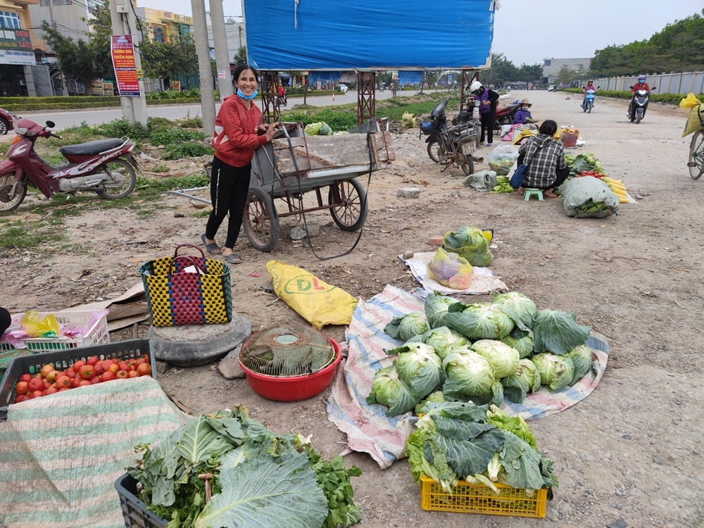 Yên Định (Thanh Hóa): Chợ cóc tự phát ngay cạnh đường Quốc lộ khiến người dân bức xúc