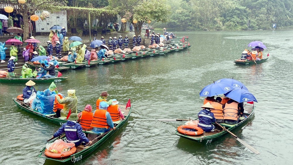 Ninh Bình: Hàng nghìn du khách đội mưa du xuân Cố đô