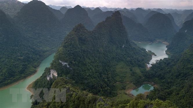 thuong ngoan nhung ho nuoc tho mong tuyet dep o cao bang