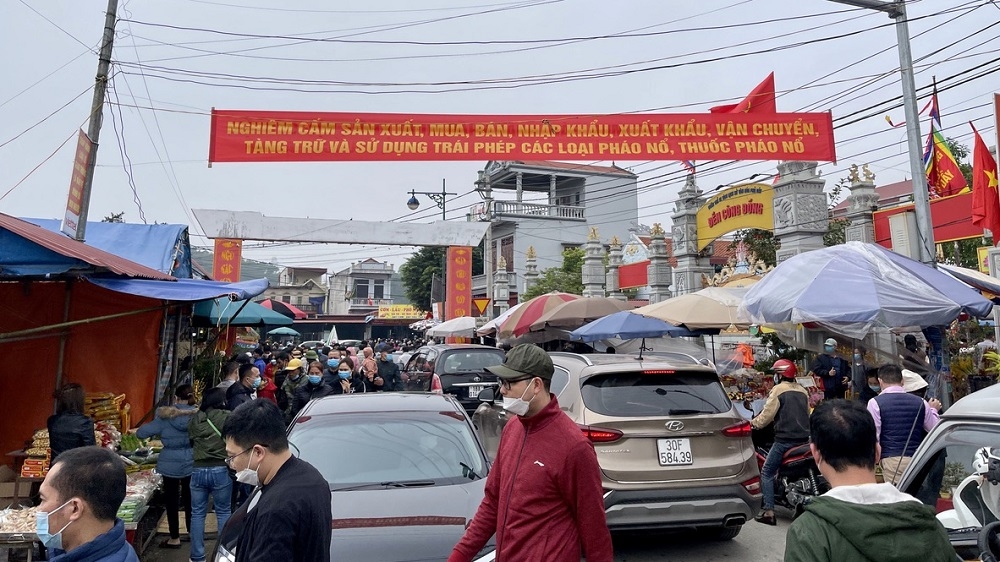 Nam Định: Dừng tổ chức chợ Viềng, du khách vẫn ùn ùn đi lễ đầu xuân ở Phủ Dầy