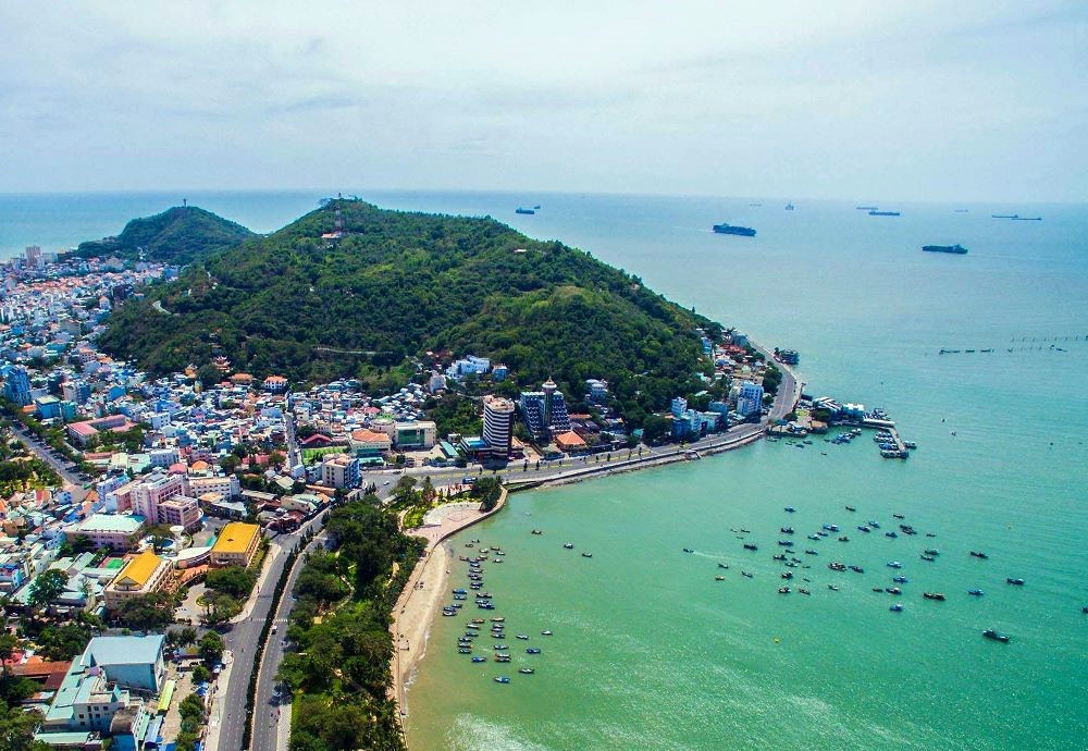 Xây dựng thành phố Vũng Tàu là trung tâm du lịch, dịch vụ hậu cần thủy hải sản, dịch vụ hàng hải, cảng biển