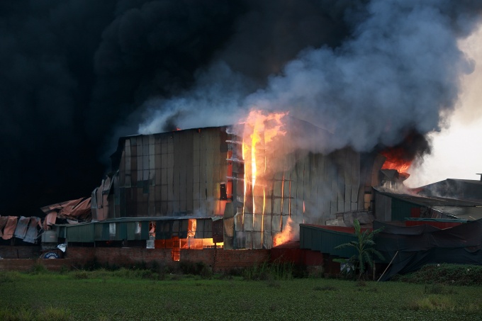 Hà Nội: Cháy lớn thiêu rụi hơn 1.000m2 nhà xưởng tại Hoài Đức