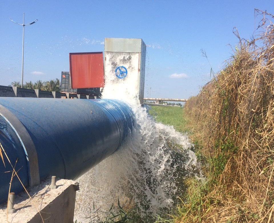 Long An: Nhà máy nước sạch xả nước chống hạn cứu lúa