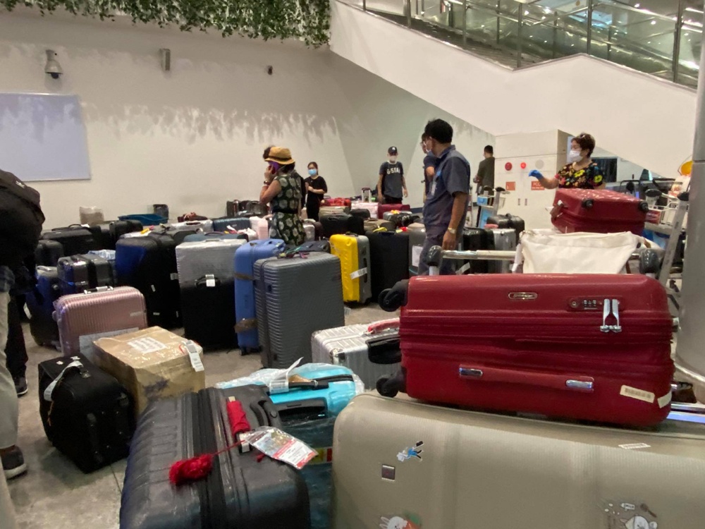 Kỳ 3: Hàng nghìn khách hạ cánh, thành phố Hồ Chí Minh gồng mình tiếp nhận trong quá tải