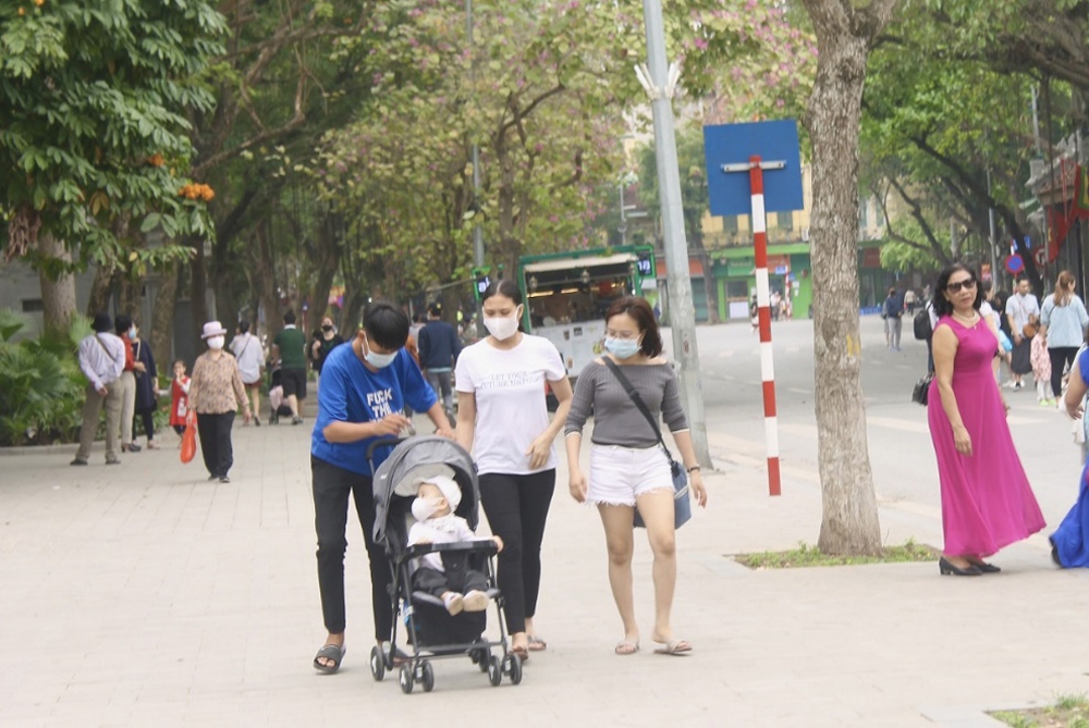 Hà Nội: Người dân đổ về phố đi bộ hồ Gươm trong những ngày đầu tiên hoạt động trở lại