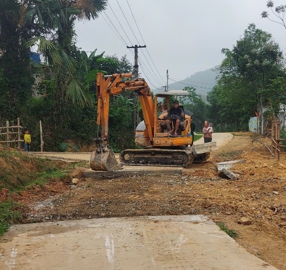 Thường Xuân (Thanh Hóa): Nhà thầu khắc phục đường bê tông hoàn thành sau 8 tháng đã vỡ