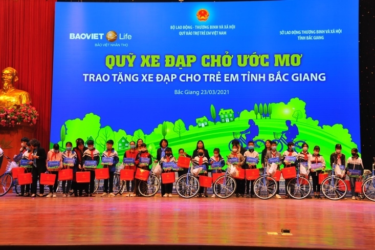 Bắc Giang: Phó Chủ tịch nước Đặng Thị Ngọc Thịnh tặng quà và dự lễ khánh thành trường Tiểu học Nghĩa Phương