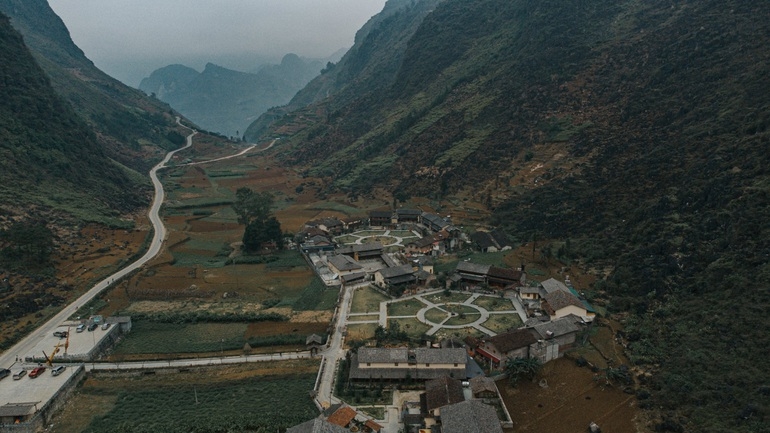 ngoi lang du lich thiet ke hinh doi mat dep an tuong tai ha giang