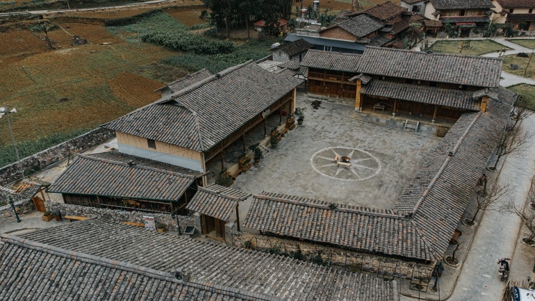 ngoi lang du lich thiet ke hinh doi mat dep an tuong tai ha giang