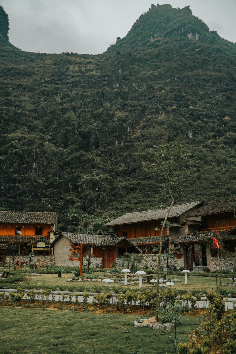 ngoi lang du lich thiet ke hinh doi mat dep an tuong tai ha giang