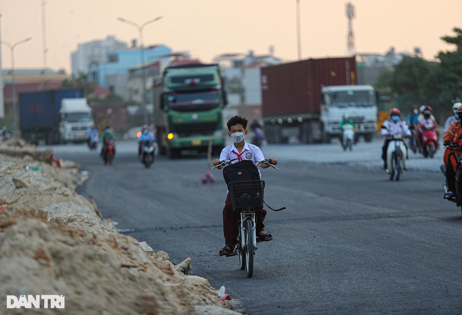 toan canh dai lo nguyen van linh duoc nang cap tu 6 len 10 lan xe