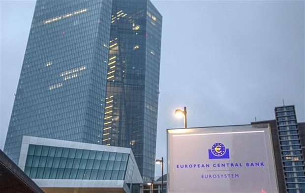 ECB hạ dự báo tăng trưởng và duy trì lãi suất thấp kỷ lục tại Eurozone