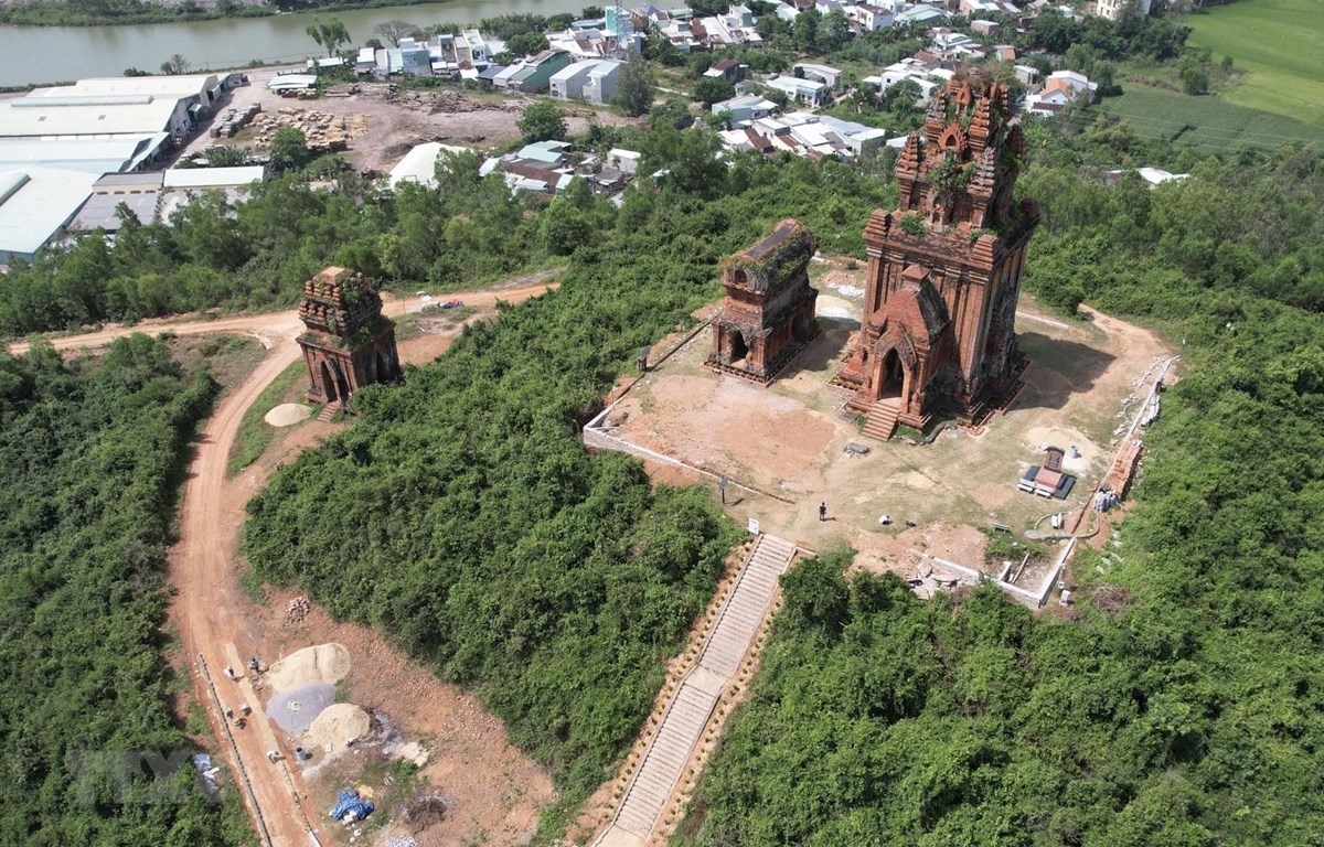 Tu bổ di tích tháp Bánh Ít: Cần gìn giữ vẻ đẹp hoang sơ của Tháp Chăm