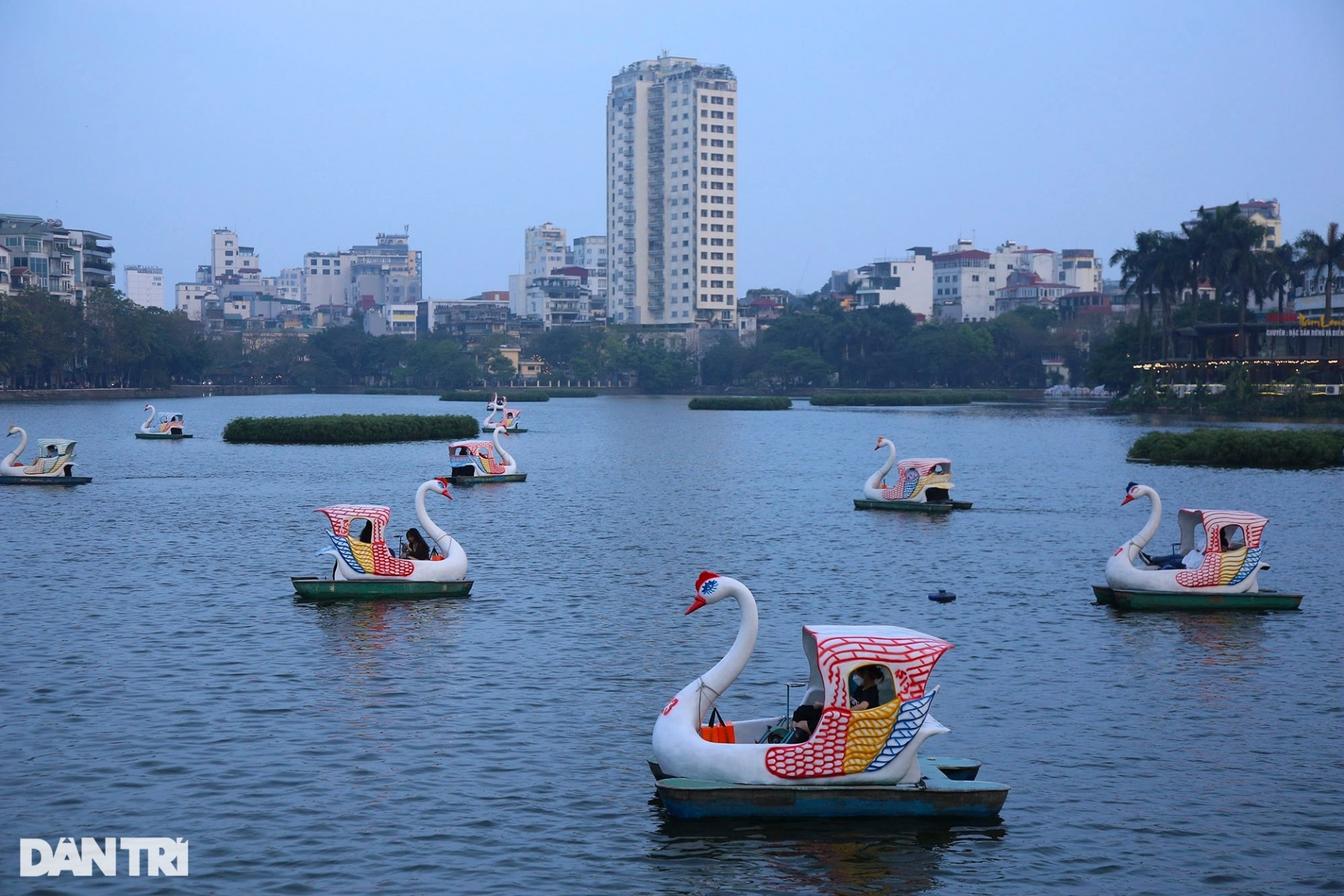 duong pho cong vien hang quan o ha noi dong nghit thoi hau covid