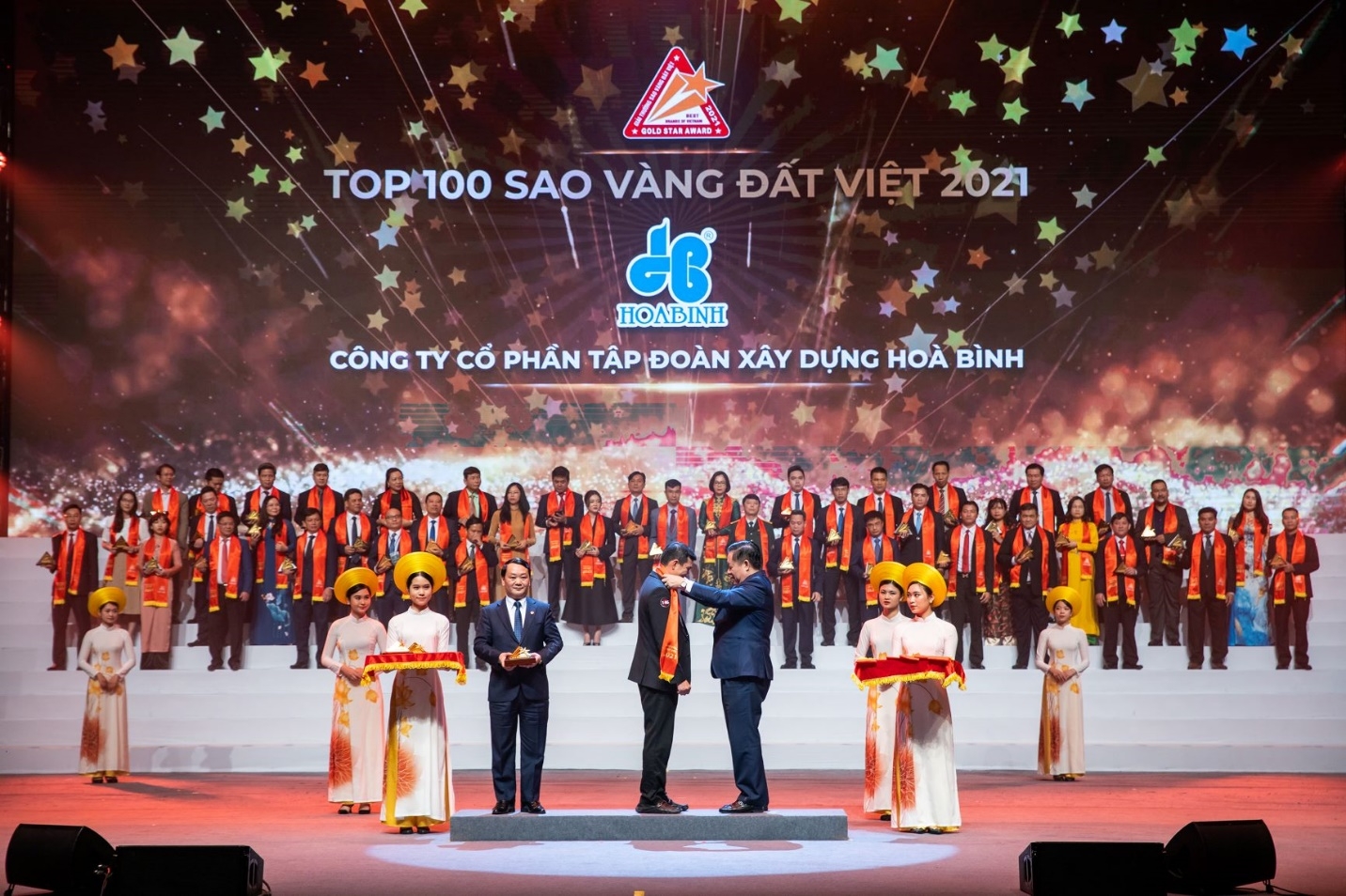 Tập đoàn Xây dựng Hòa Bình tiếp tục được vinh danh Top 100 Sao Vàng đất Việt 2021
