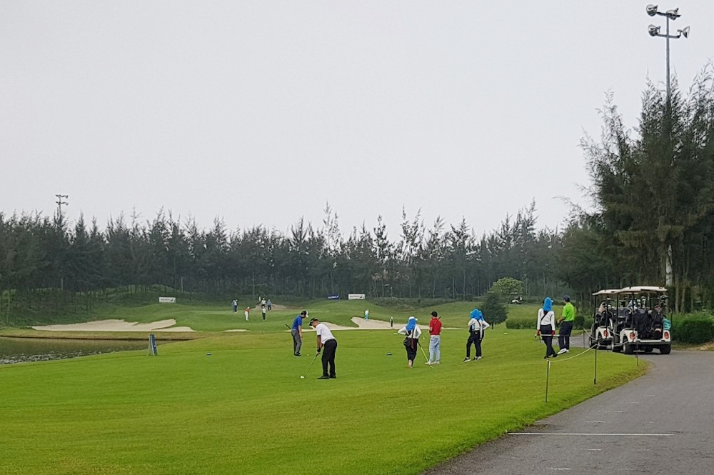 Thanh Hóa: Sân golf Sầm Sơn vẫn đông đúc người chơi trong thời gian cách ly xã hội