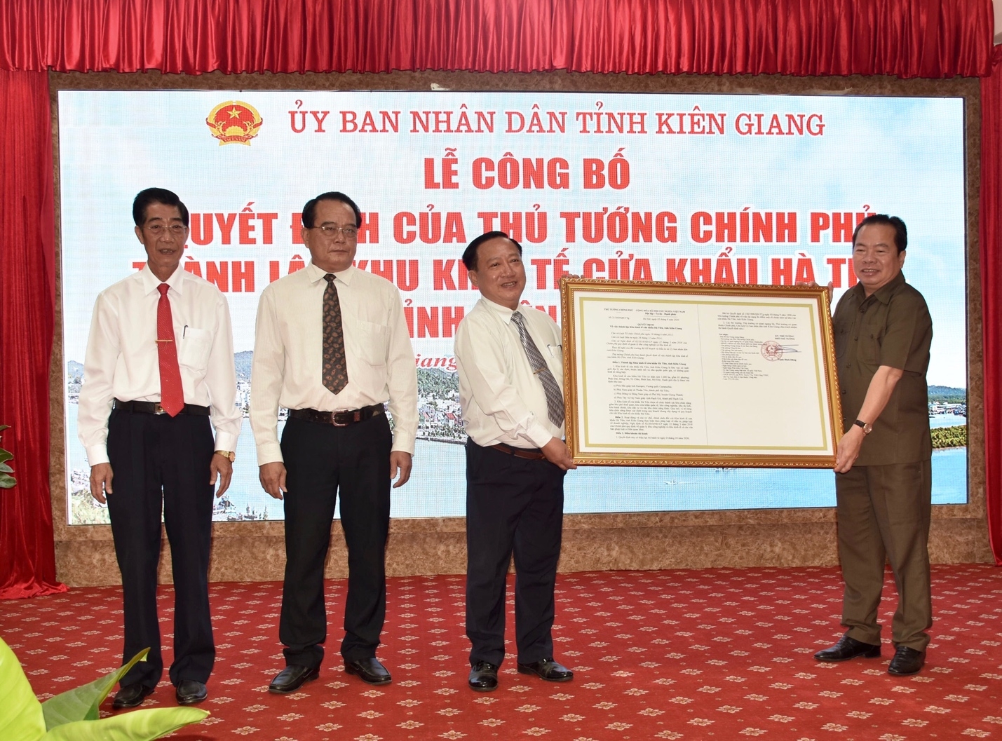 Kiên Giang: Công bố Quyết định của Thủ tướng Chính phủ thành lập Khu kinh tế cửa khẩu Hà Tiên