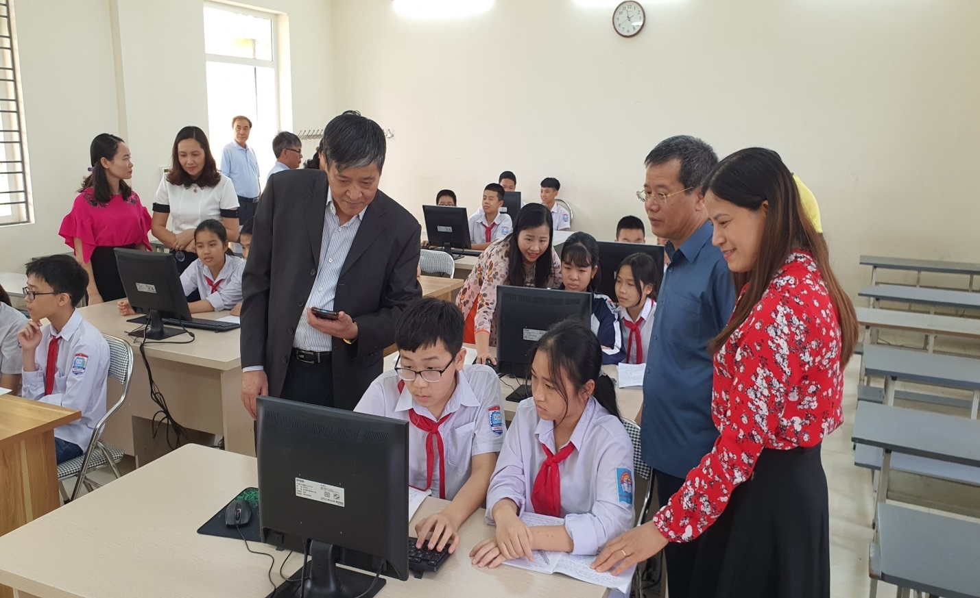 Trao tặng máy vi tính cho trường THCS Đồng Lạc