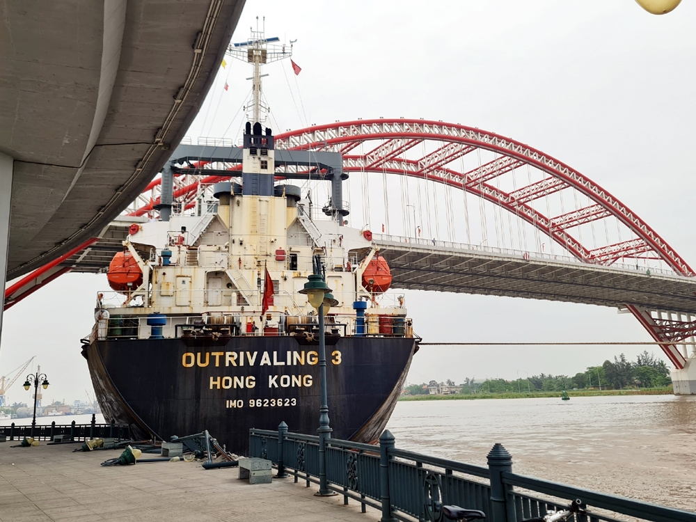 Hải Phòng: Tàu chở hàng trên 12.000 tấn va vào chân cầu Hoàng Văn Thụ