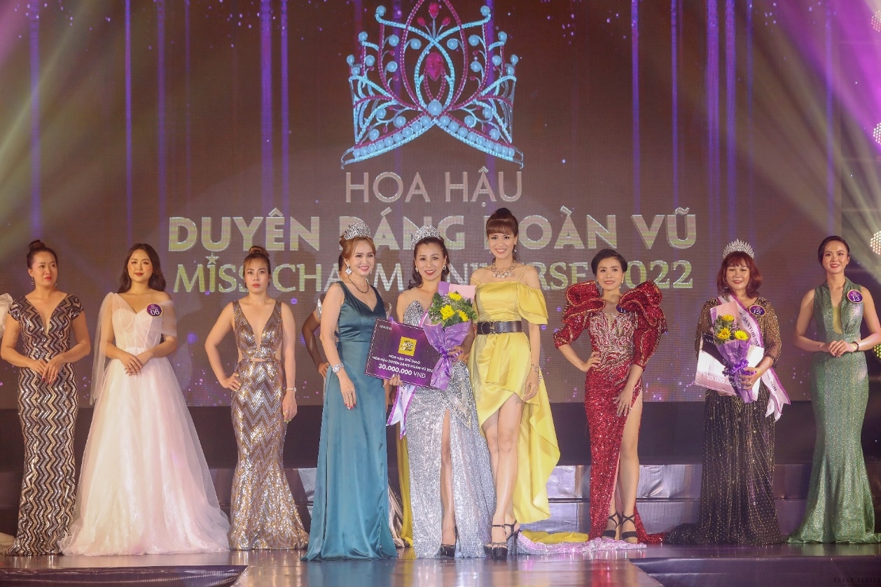 Á hậu Băng Châu khoe sắc rạng rỡ khi làm giám khảo Hoa hậu Duyên dáng Hoàn vũ 2022
