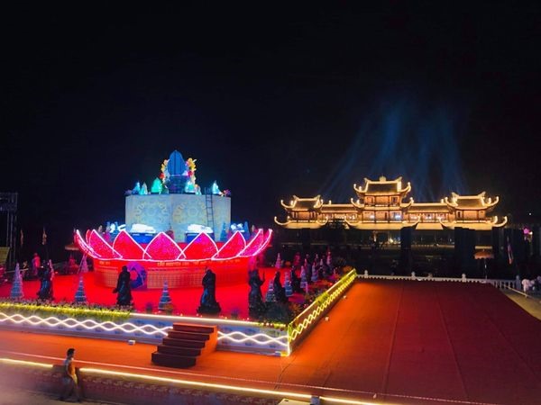 Chùa Tam Chúc lung linh lạ kỳ đêm Đại lễ Vesak 2019 | Văn hóa