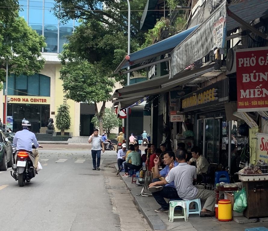 Tái diễn tình trạng lấn chiếm vỉa hè tại Hà Nội