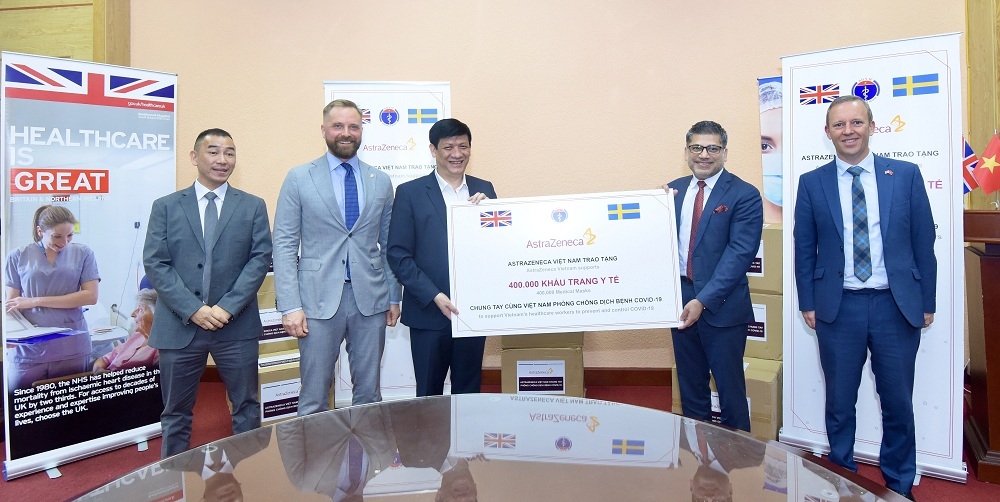 AstraZeneca Việt Nam trao tặng 400.000 khẩu trang cho Bộ Y tế