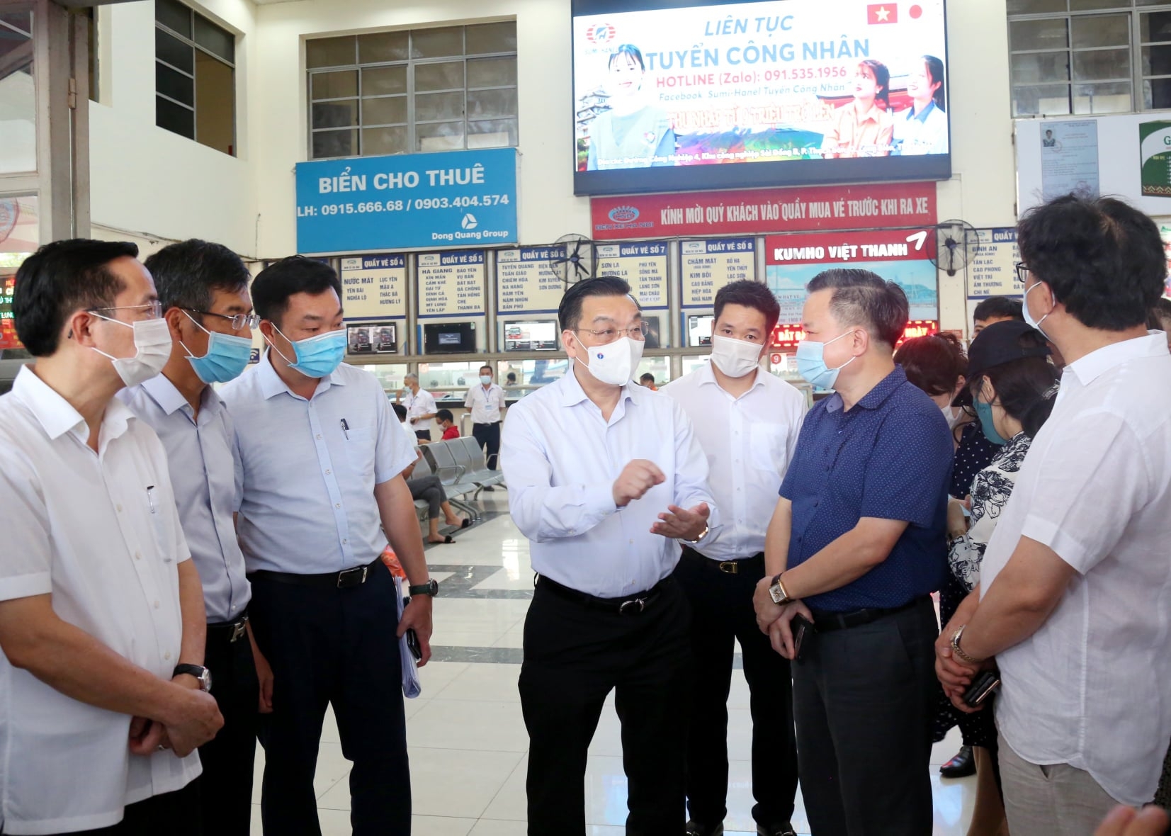 Chủ tịch Thành phố Hà Nội kiểm tra, đảm bảo công tác chống dịch tại bến xe, sân bay