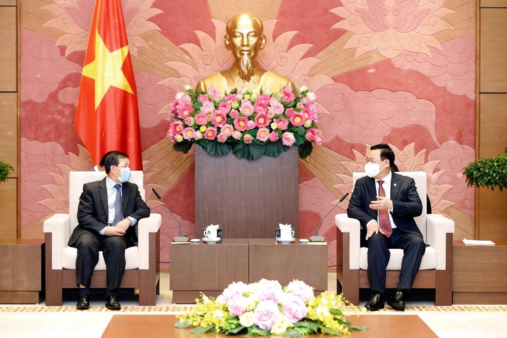 Chủ tịch Quốc hội Vương Đình Huệ tiếp Đại sứ Lào và Trung Quốc