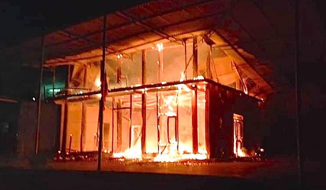 Kỳ Sơn (Nghệ An): Nhà sàn bằng gỗ bốc cháy lúc rạng sáng, thiệt hại hàng trăm triệu đồng