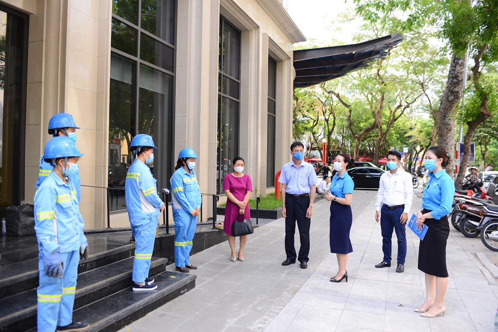 Công đoàn ngành Xây dựng Hà Nội thăm hỏi, động viên người lao động Urenco