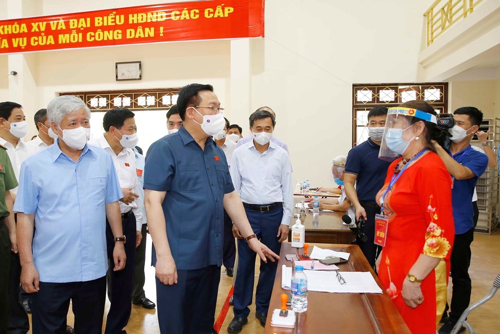 Chủ tịch Quốc hội kiểm tra, chỉ đạo bầu cử tại tâm dịch Bắc Ninh và Bắc Giang