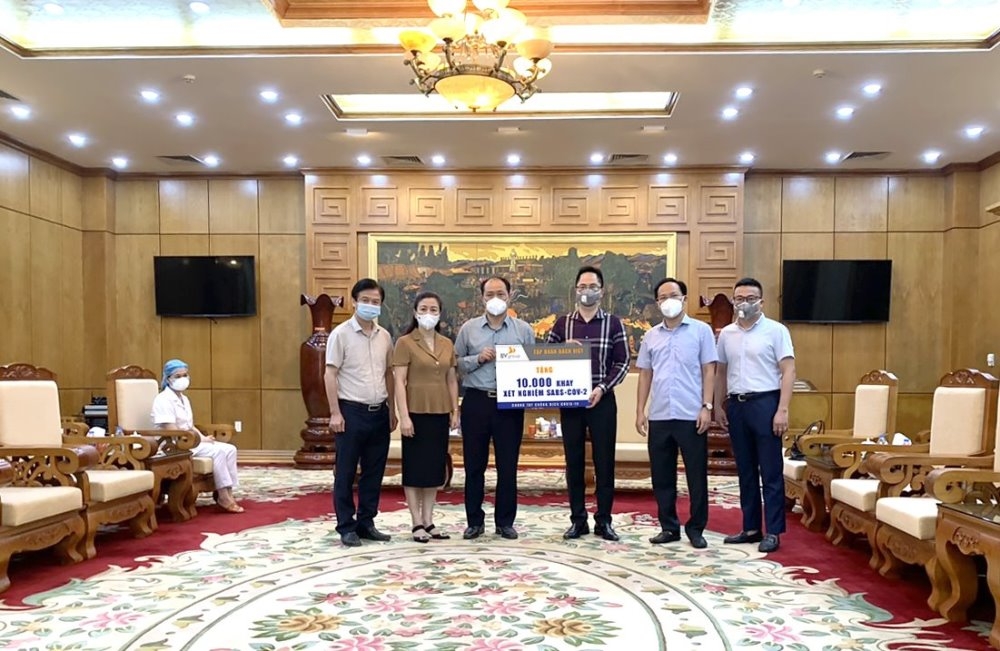 Tập đoàn Bách Việt ủng hộ hiện vật trị giá gần 3 tỷ đồng cho 2 tỉnh Bắc Giang, Bắc Ninh