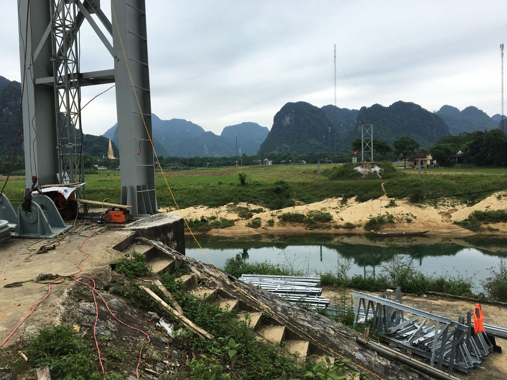 Quảng Bình: Người dân tự vượt sông do cầu treo thi công chậm
