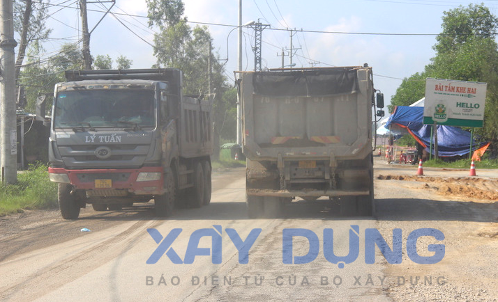 Xe quá tải đã “cày” nát đường ven biển Quảng Nam - Quảng Ngãi
