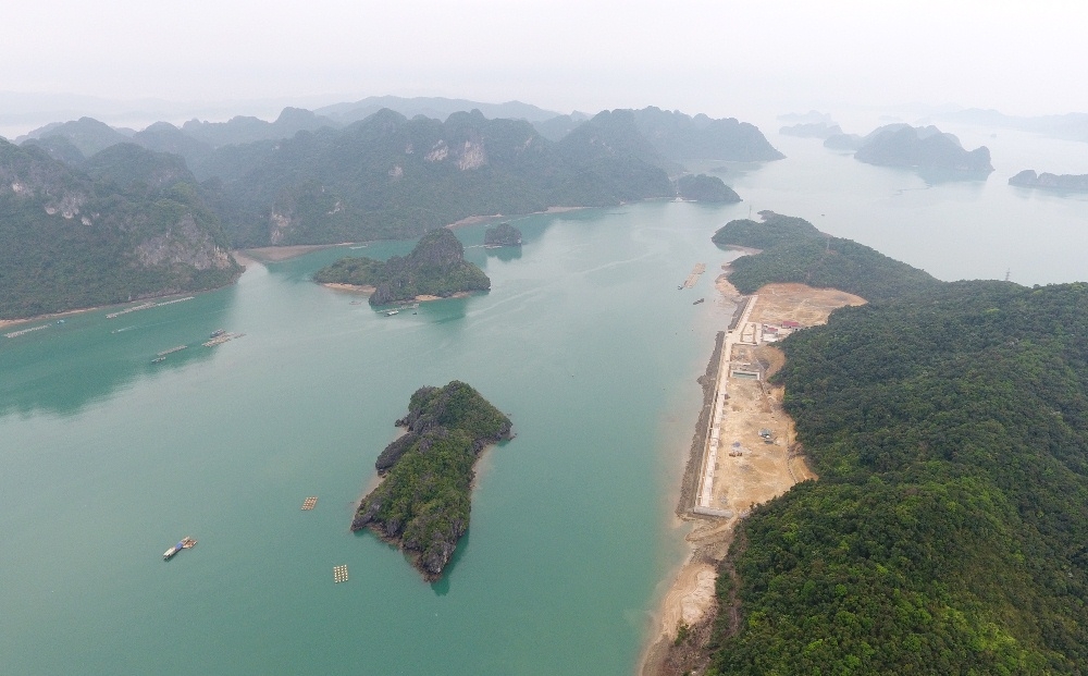 Quảng Ninh: Công trình trăm tỷ bỏ hoang trên đảo vắng