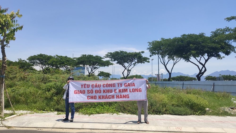 Đà Nẵng: Người dân căng băng rôn đòi sổ đỏ khu E dự án của Kim Long Nam