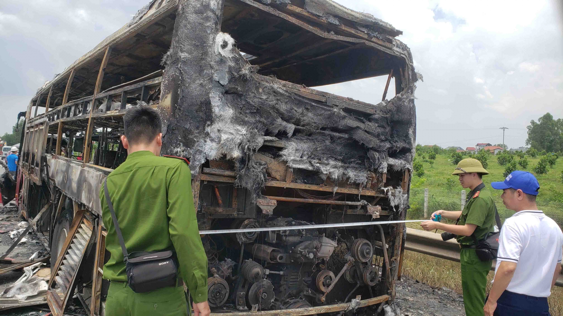 Vĩnh Phúc: Xe khách cháy rụi trên đường cao tốc Nội Bài – Lào Cai