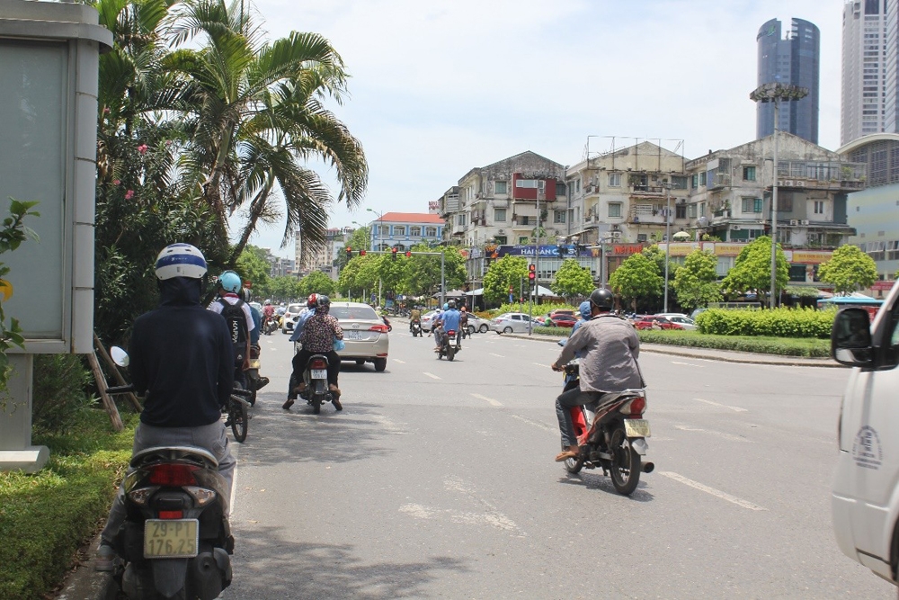 nguoi dan lam gi de chong nong trong nhung ngay ha noi nhu chao lua