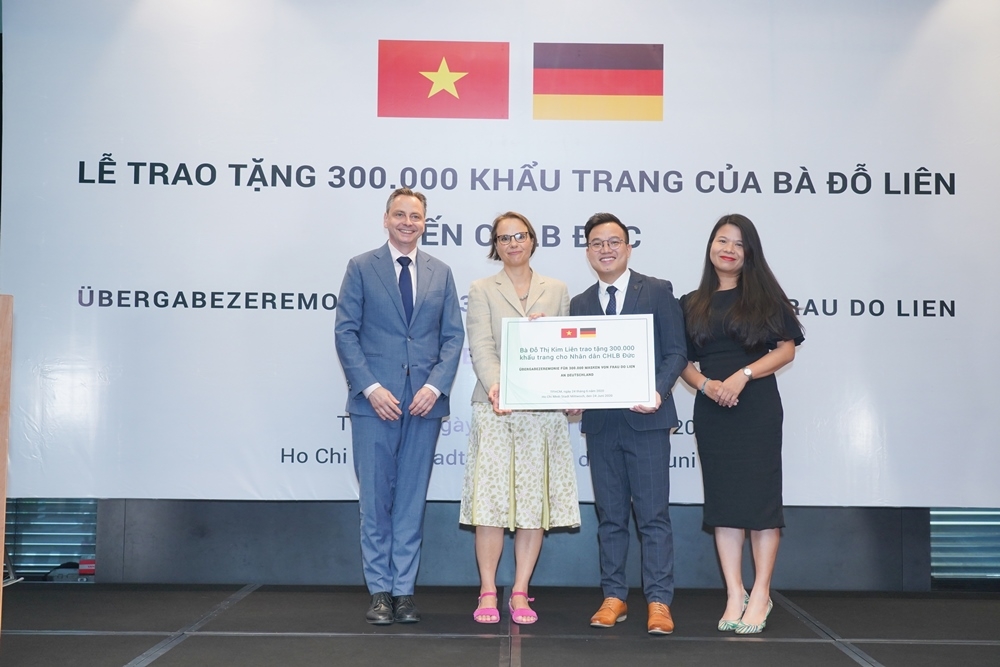 Bà Đỗ Thị Kim Liên trao tặng 300.000 chiếc khẩu trang cho nhân dân Đức