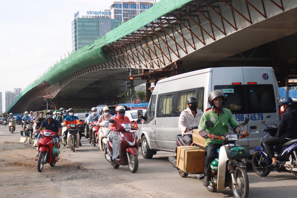 Hà Nội: Xuất hiện “điểm đen” ùn tắc tại đường Nguyễn Văn Huyên trong những ngày nắng nóng