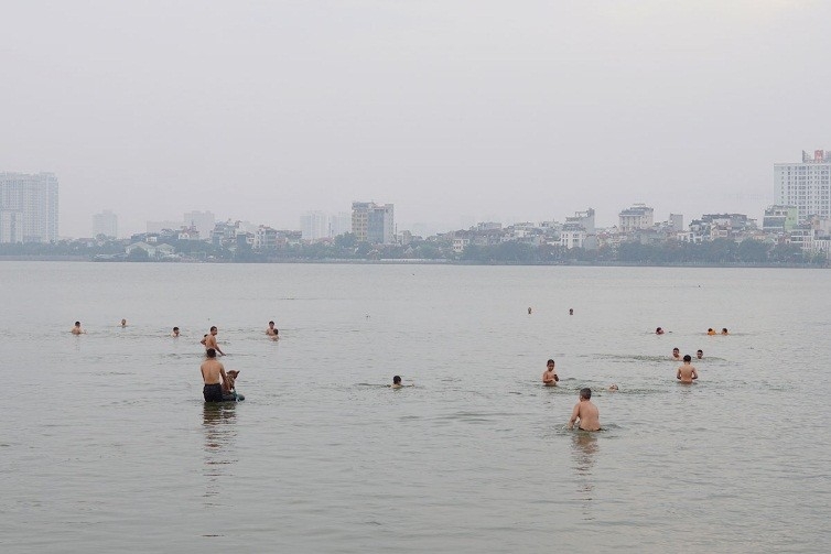 Bất chấp rào cản, người dân Hà Nội đổ xô ra Hồ Tây tắm giải nhiệt
