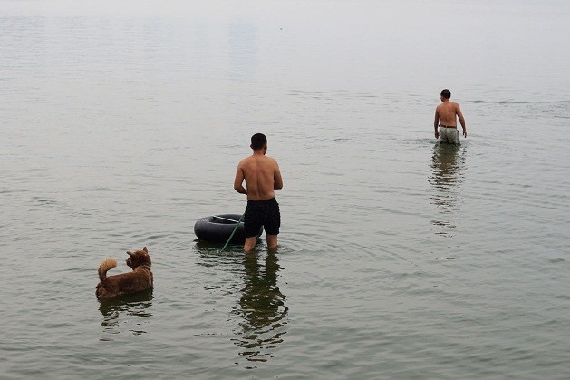 Bất chấp rào cản, người dân Hà Nội đổ xô ra Hồ Tây tắm giải nhiệt