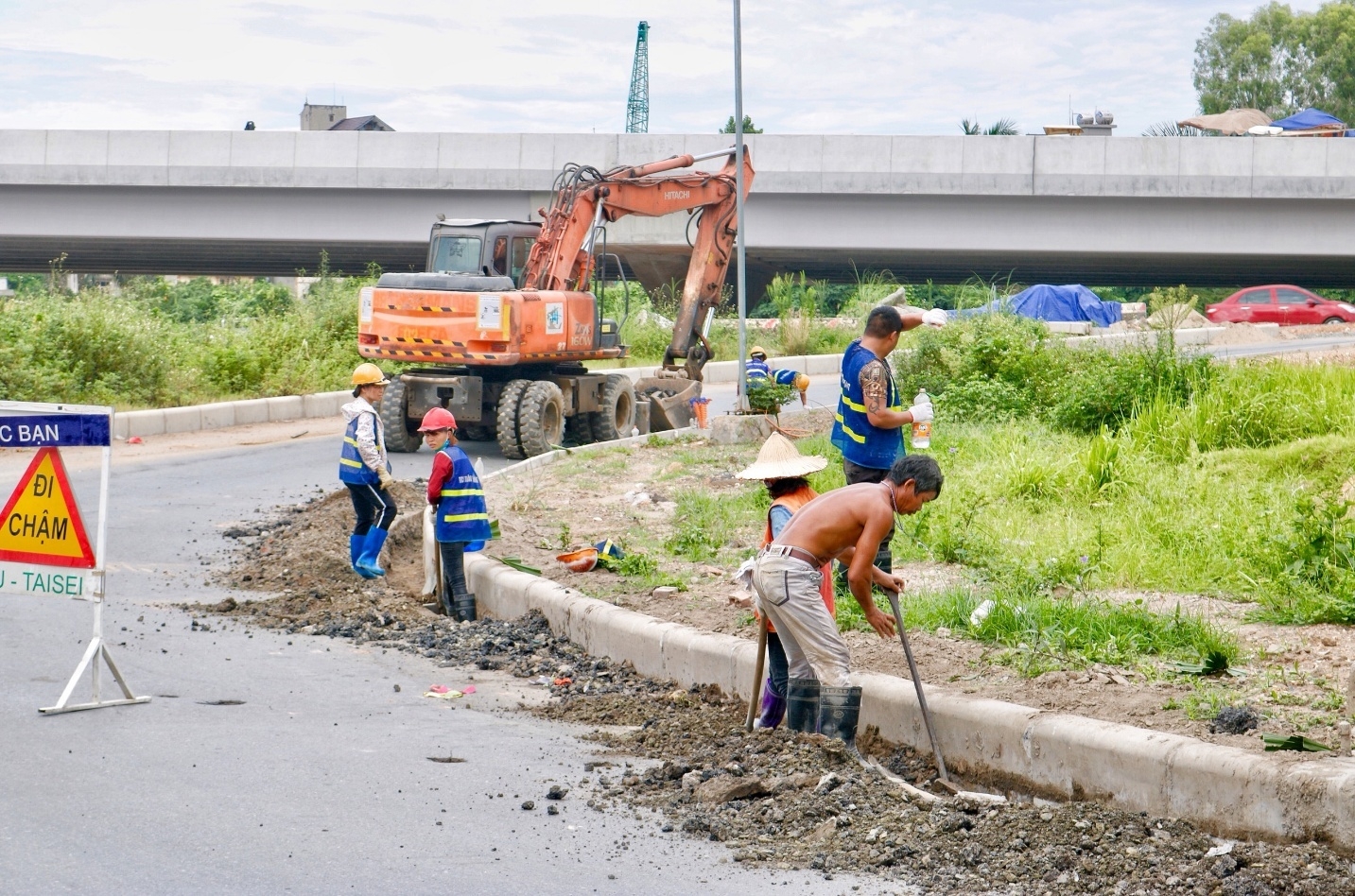 Hà Nội: Công nhân xây dựng “nhọc nhằn” vì nắng nóng