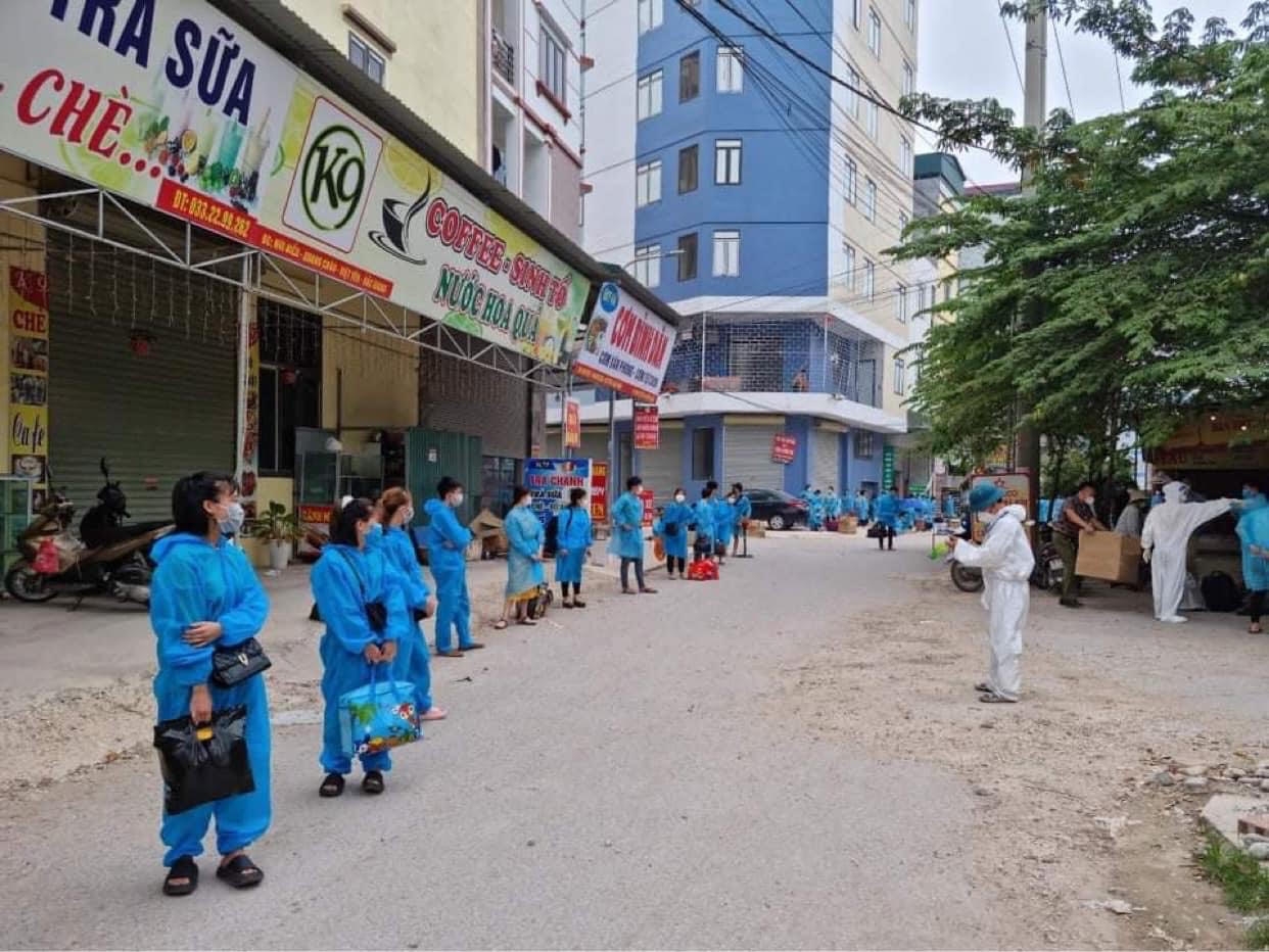 Bắc Giang: Gần 7000 công nhân được chuyển từ “điểm nóng” thôn Núi Hiểu ra các khu cách ly tập trung