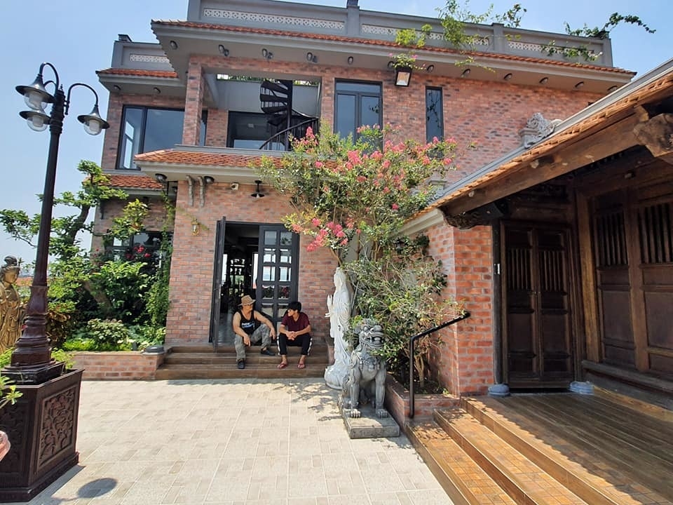 Nhà cổ nằm trên nóc biệt thự gần 500m2 ở Hà Nội